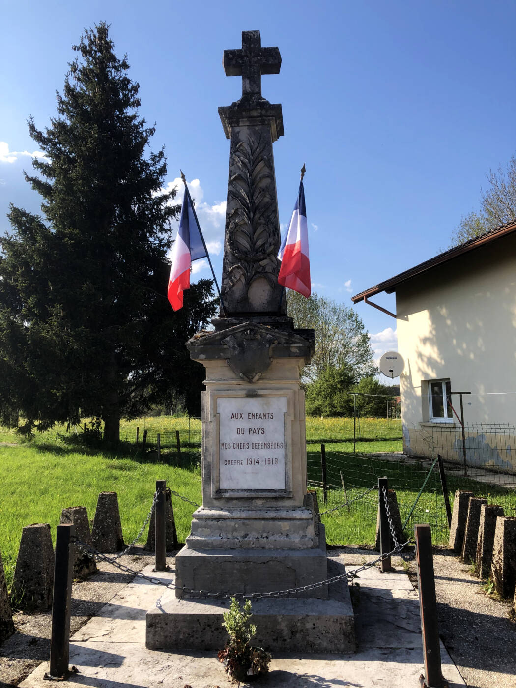 4-monument-aux-morts-Les Combes
