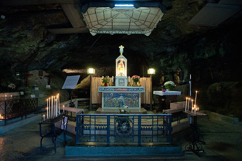 Intérieur de la grotte-chapelle Notre-Dame de Remonot