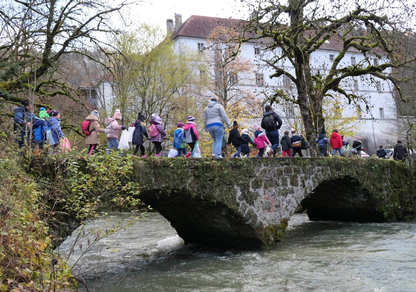 Sortie pédagogique école Le Luhier, programme L'eau vivante au Val de Consolation