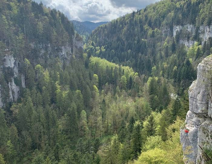 Vue plongeante sur la via ferrata Charquemont