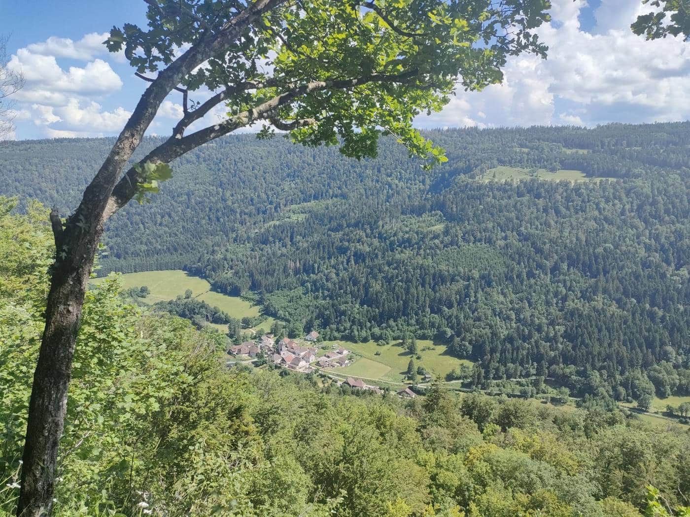 Vue sur la Vallée du Dessoubre le belvédère du Creux de Hauteroche - Charmoille
