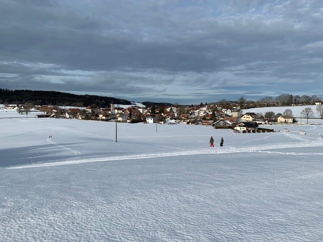 Vue sur le village enneigé
