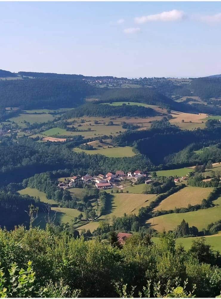 Vue sur le paysage verdoyant autour du village